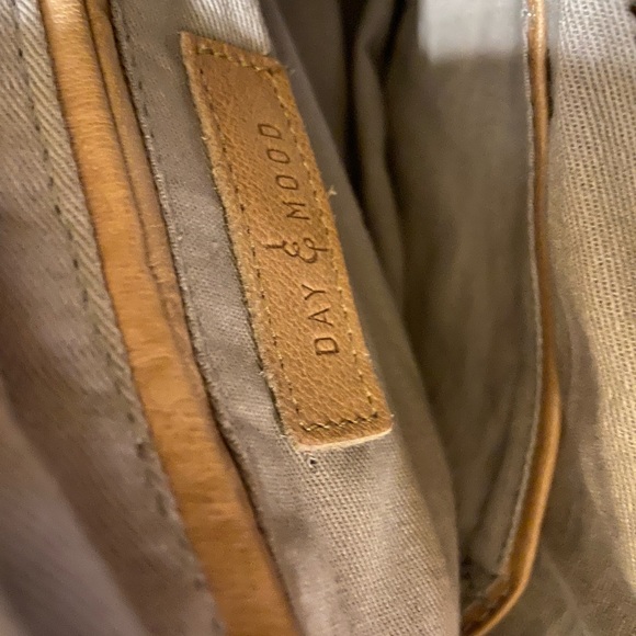 Day & Mood pale pink leather purse with adjustable strap - Picture 4 of 15